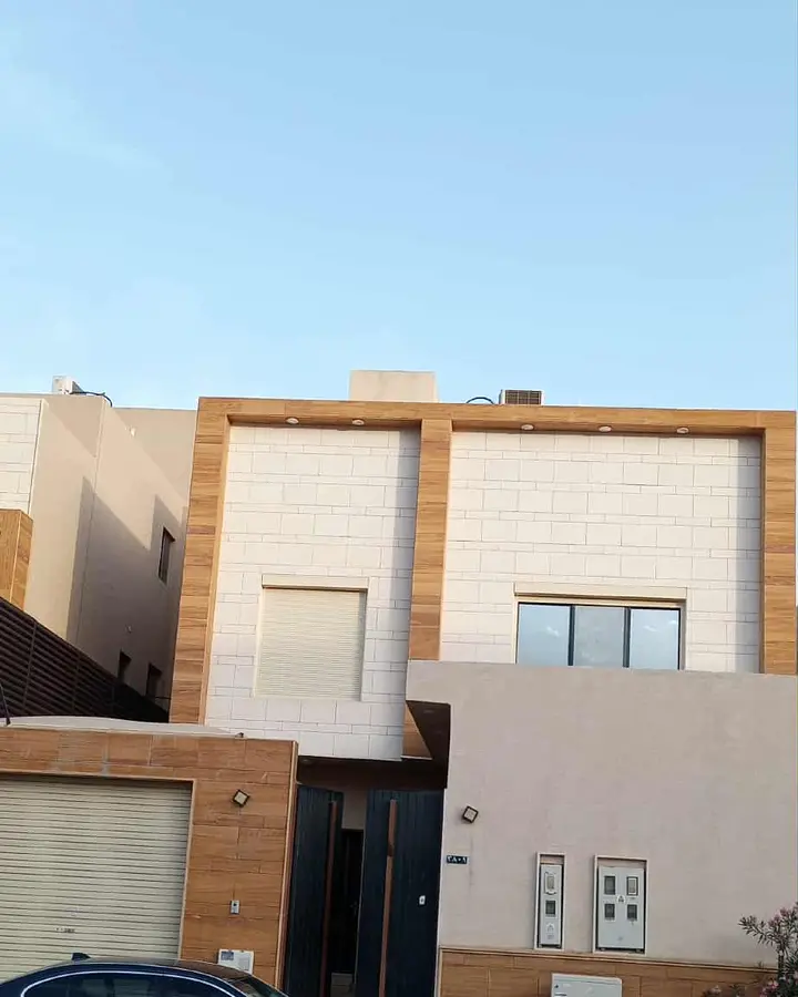 شتر نافذة ألمنيوم بلون فاتح بعد التركيب