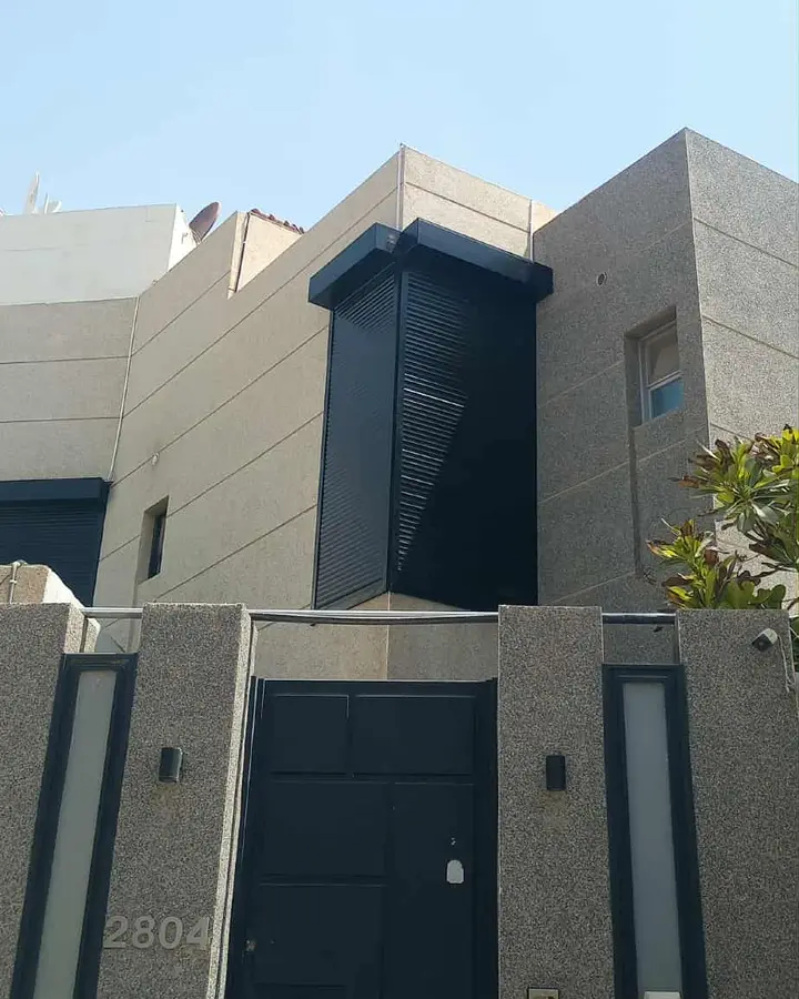 شتر نافذة ألمنيوم بلون داكن بعد التركيب